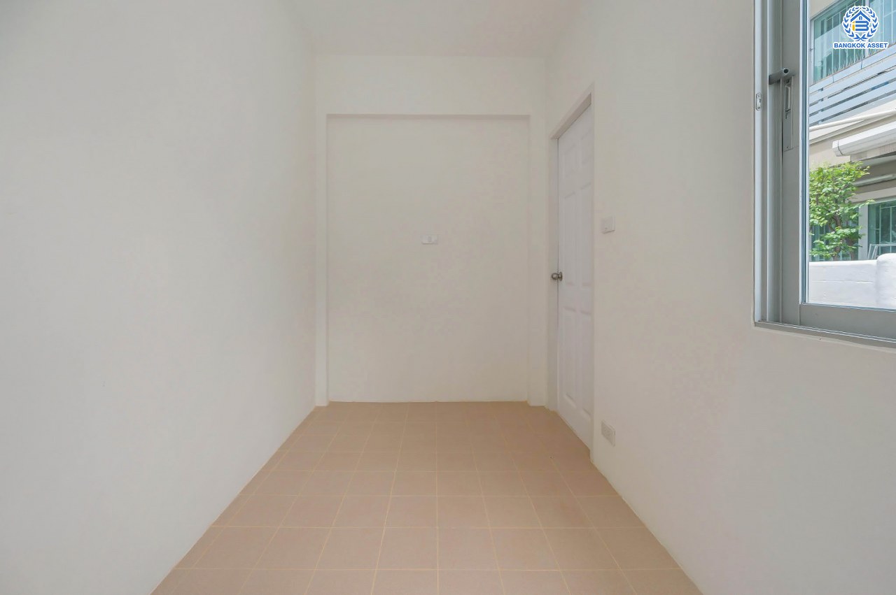 บ้านมือสองตกแต่งใหม่ โครงการ ศุภาลัยพาร์ควิลล์2 พหลโยธิน48 เนื้อที่ 71.6 ตร.ว. ฟังก์ชัน 3 ห้องนอน 4 ห้องน้ำ 1 ห้องแม่บ้าน จอดรถได้ 2 คัน บนทำเลเดินทางสะดวกเชื่อมต่อถนนสายไหม, ถนนลำลูกกา, ถนนพหลโยธิน ใกล้รถไฟฟ้าสายสีเขียว "สถานีสายหยุด" และทางด่วน "ฉลองรัช"